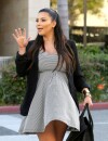 Kim Kardashian de bonne humeur devant les photographes