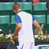 Mikhail Youzhny pète les plombs et massacre sa raquette à Roland Garros 2013