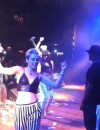 Miley Cyrus entame une danse sexy sur la scène du concert de Juicy J le 8 juin 2013 à Los Angeles