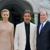 Joe Mantegna entouré du Prince Albert et de Charlene Wittstock pendant le Festival de télévision de Monte Carlo 2013