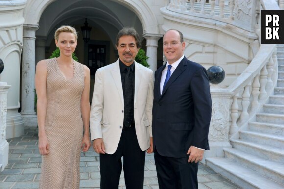 Joe Mantegna entouré du Prince Albert et de Charlene Wittstock pendant le Festival de télévision de Monte Carlo 2013