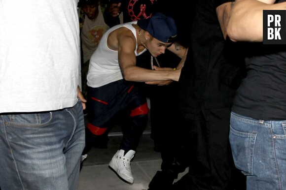 Justin Bieber évite la foule et les paparazzis à la soirée de lancement de "Yeezus", le 14 juin 2013 à LA