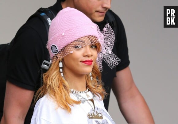 Rihanna : bonnet rose façon mariée, c'est raté