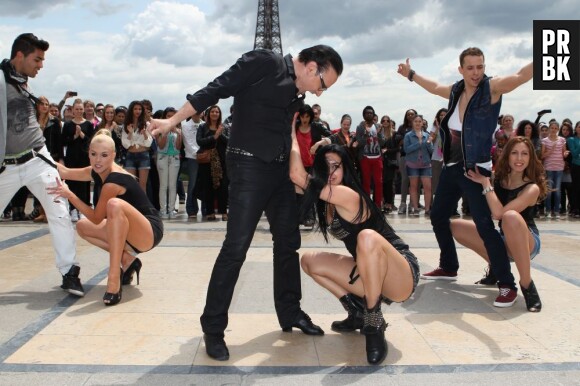 Danse avec les Stars : Flash Mob au pied de la Tour Eiffel le 25 juin 2013.