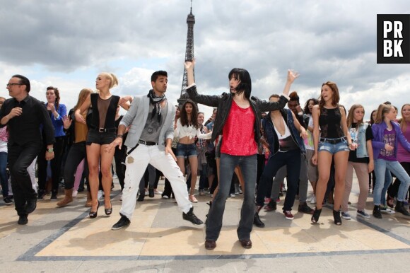 Danse avec les stars : Flash Mob organisé au pied de la Tour Eiffel le 25 juin 2013.