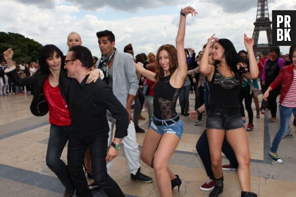 Danse avec les stars : Flash Mob géant au pied de la Tour Eiffel le 25 juin 2013.