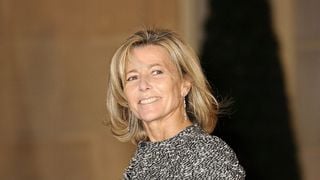Claire Chazal emmerdée en pleine rue... au sens "propre" du terme
