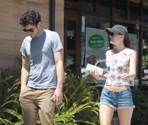 Adam Brody et Leighton Meester dans les rues de L.A, le 22 juin 2013