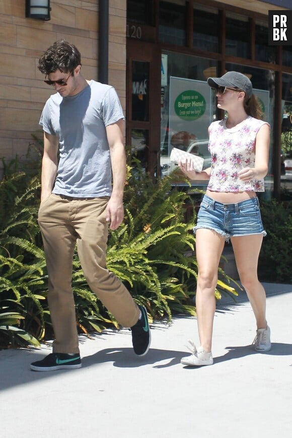 Adam Brody et Leighton Meester dans les rues de L.A, le 22 juin 2013