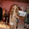 Zahia avait opté pour une robe totalement transparente pour l'ouverture de sa "pâtisserie-boudoir" à Paris
