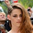 Kristen Stewart, une femme fatale pas très souriante le 4 juillet 2013 à la Fashion Week de Paris