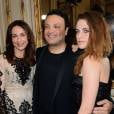 Kristen Stewart prend la pose avec Zuhair Murad et Elsa Zylberstein, le 4 juillet 2013 à Paris