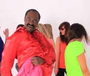 Kamini parodie tous les styles musicaux dans Loca