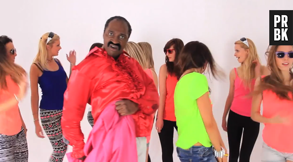 Kamini parodie tous les styles musicaux dans Loca