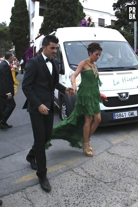 David Villa et sa compagne arrivent au mariage de Xavi, le 13 juillet 2013 en Catalogne