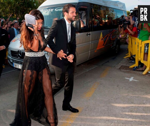 Cesc Fabregas et sa compagne arrivent au mariage de Xavi, le 13 juillet 2013 en Catalogne