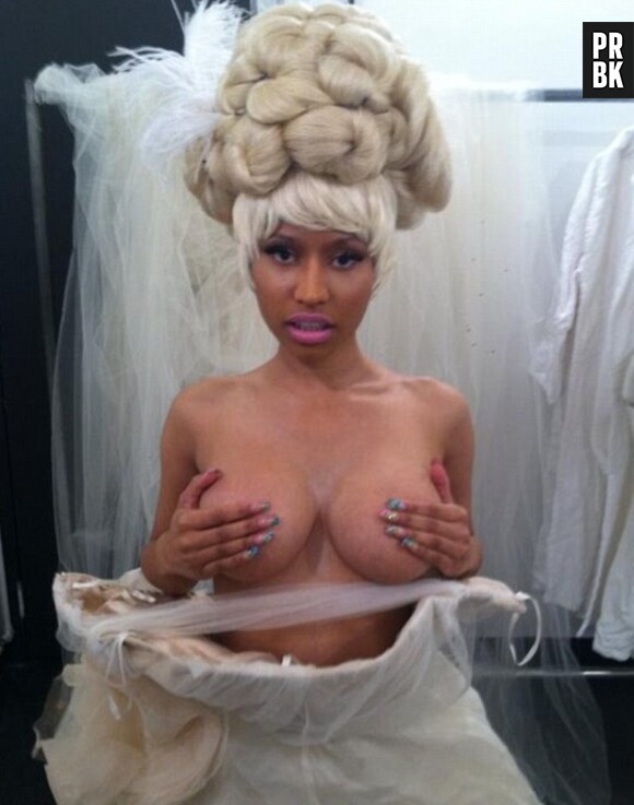 Nicki Minaj : la chanteuse adore dévoiler ses seins ou ses fesses sur les réseaux sociaux