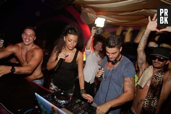 Les Marseillais à Cancun : Thibault s'improvise DJ dans une boite de Gruissan le 21 juillet 2013