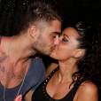 Les Marseillais à Cancun : Shanna et Thibault partagent un french kiss pendant une soirée à Gruissan le 21 juillet 2013