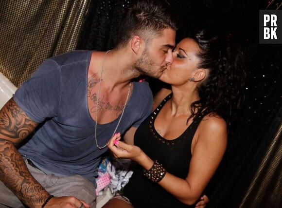 Les Marseillais à Cancun : Shanna et Thibault partagent un french kiss pendant une soirée à Gruissan le 21 juillet 2013