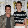 Josh Hutcherson et Jennifer Lawrence prennent la pose pendant le Comic Con 2013