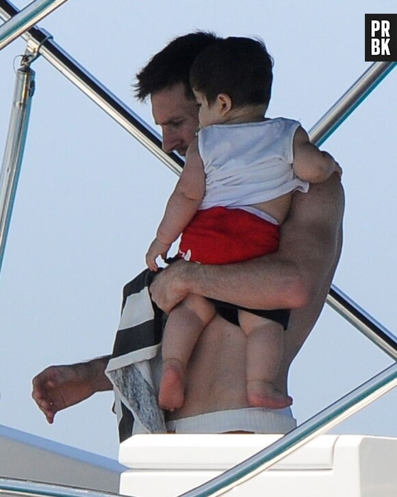 Lionel Messi et son fils Thiago sur l'île de Formentera, lundi 8 juillet 2013
