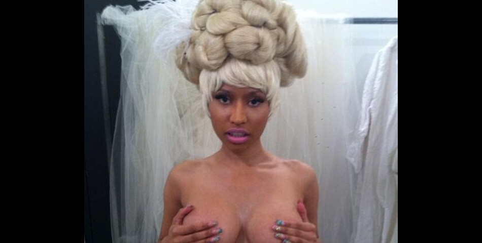 Nicki Minaj dévoile ses seins sur Twitter