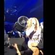 Beyoncé : la chanteuse aidée par la sécurité pour dégager ses cheveux du ventilateur pendant son concert de Montréal le 22 juillet 2013