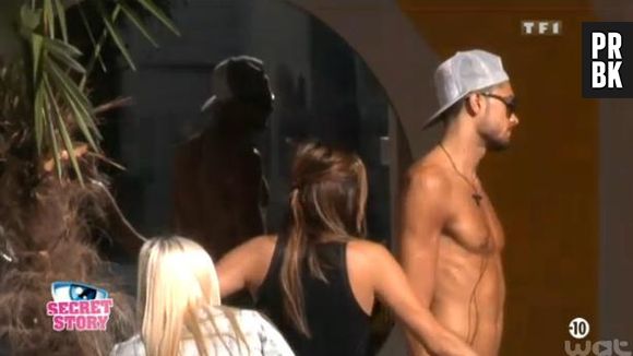 Secret Story 7 : Julien justifie son bisou avec Florine auprès de son clan