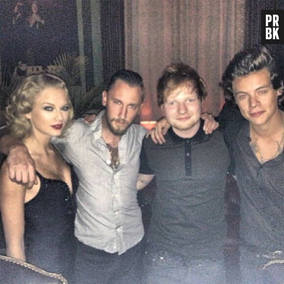 Taylor Swift et Harry Styles posent ensemble après la cérémonie des MTV VMA 2013 le 25 août 2013