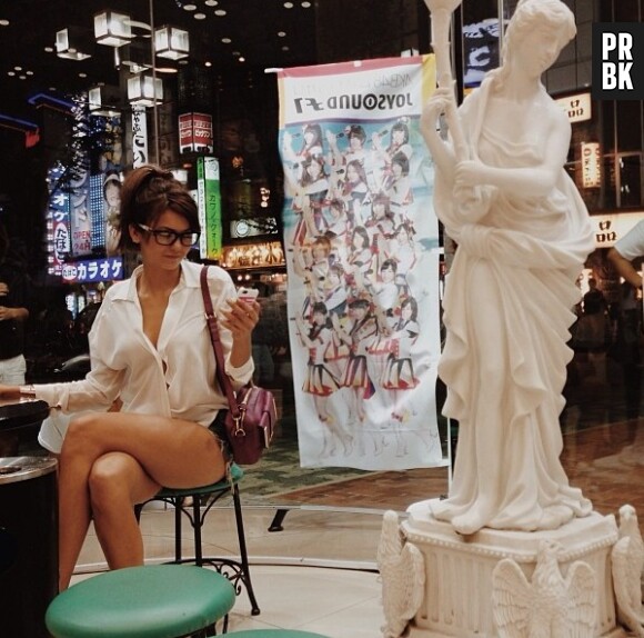 Nina Dobrev prend la pose à Tokyo