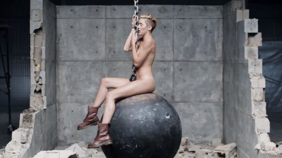 Miley Cyrus nue dans son clip Wrecking Ball : "une expérience émouvante"