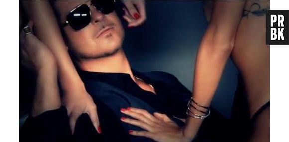 Robin Thicke : shooting sexy entourée de filles nues pour Treats Magazine