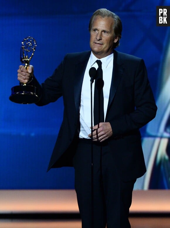 Emmy Awards 2013 : Jeff Daniels reçoit le prix de meilleur acteur dans une série dramatique pour The Newsroom le 22 septembre 2013 à Los Angeles