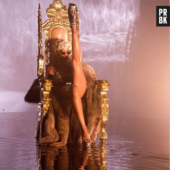 Rihanna, sexy sur les photos de tournage du clip 'Pour it up'