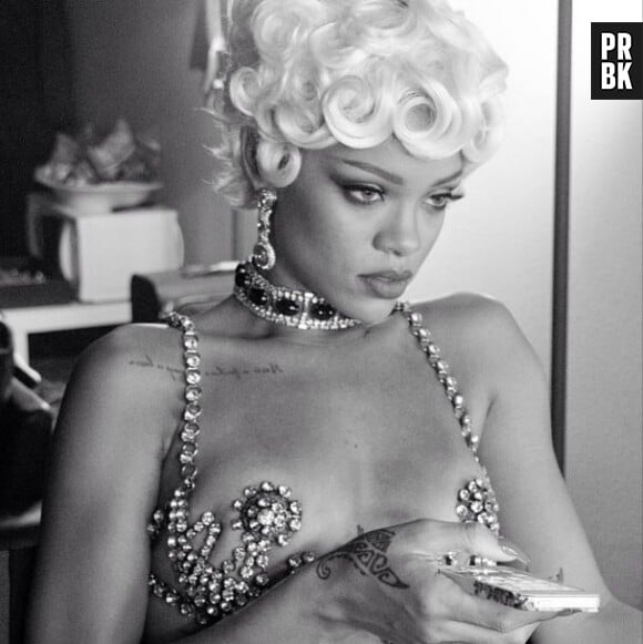 Rihanna, sexy sur les photos de tournage du clip 'Pour it up'