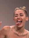 Miley Cyrus parodie sa prestation aux MTV VMA 2013 au SNL