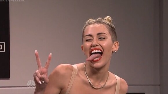 Miley Cyrus parodie sa performance aux MTV VMA pour SNL