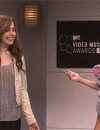 Miley Cyrus parodie sa prestation aux MTV VMA dans SNL