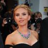 Scarlett Johansson décolletée au festival du film de Venise 2013