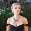 Scarlett Johansson décolletée au festival du film de Venise 2013