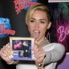 Miley Cyrus : langue tirée pour la sortie de "Bangerz", le 8 octobre 2013 à New York