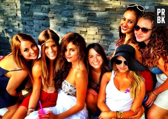 Selena Gomez pas assez sexy : c'est en tout cas ce que des personnes de son entourage lui répéteraient