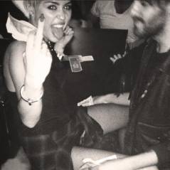 Miley Cyrus toujours plus trash : jambes écartées et doigt d'honneur en soirée