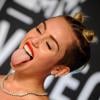 Miley Cyrus s'exhibe jambes écartées avec un doigt d'honneur sur Twitter