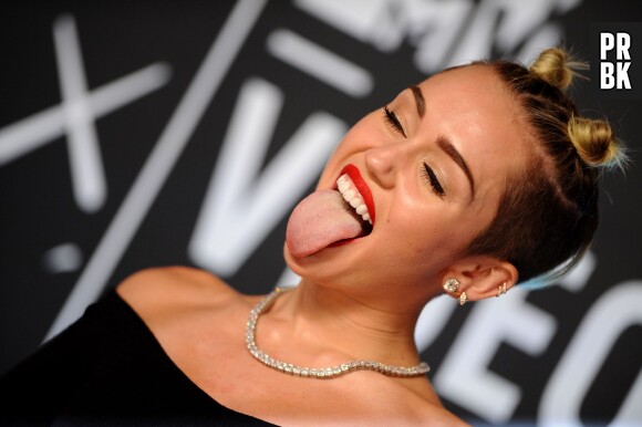 Miley Cyrus s'exhibe jambes écartées avec un doigt d'honneur sur Twitter