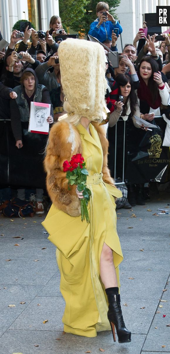 Lady Gaga et son casque Bob l'éponge, à Berlin le 24 octobre 2013 pour la promo de "Artpop"