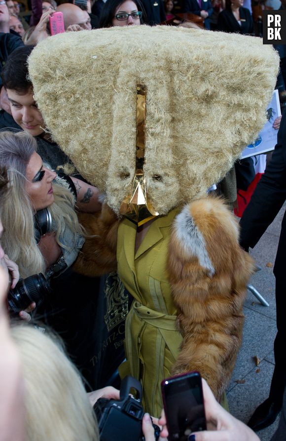 Lady Gaga et son casque Bob l'éponge, à Berlin le 24 octobre 2013 pour la promo de "Artpop"