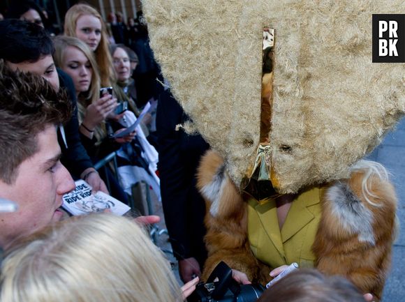 Lady Gaga et son casque Bob l'éponge, à Berlin le 24 octobre 2013 pour la promo de "Artpop"
