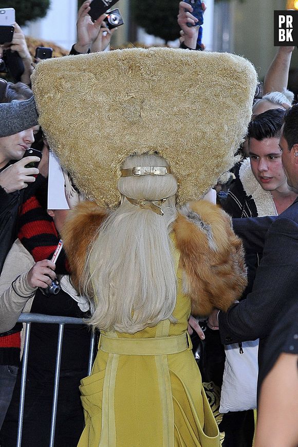 Lady Gaga et son casque Bob l'éponge, à Berlin le 24 octobre 2013 pour la promo de "Artpop"